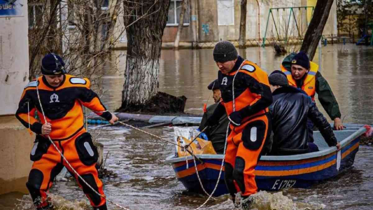 Болат Өтемұратов қоры су тасқынынан зардап шеккендерге 680 миллион теңге көмек берді