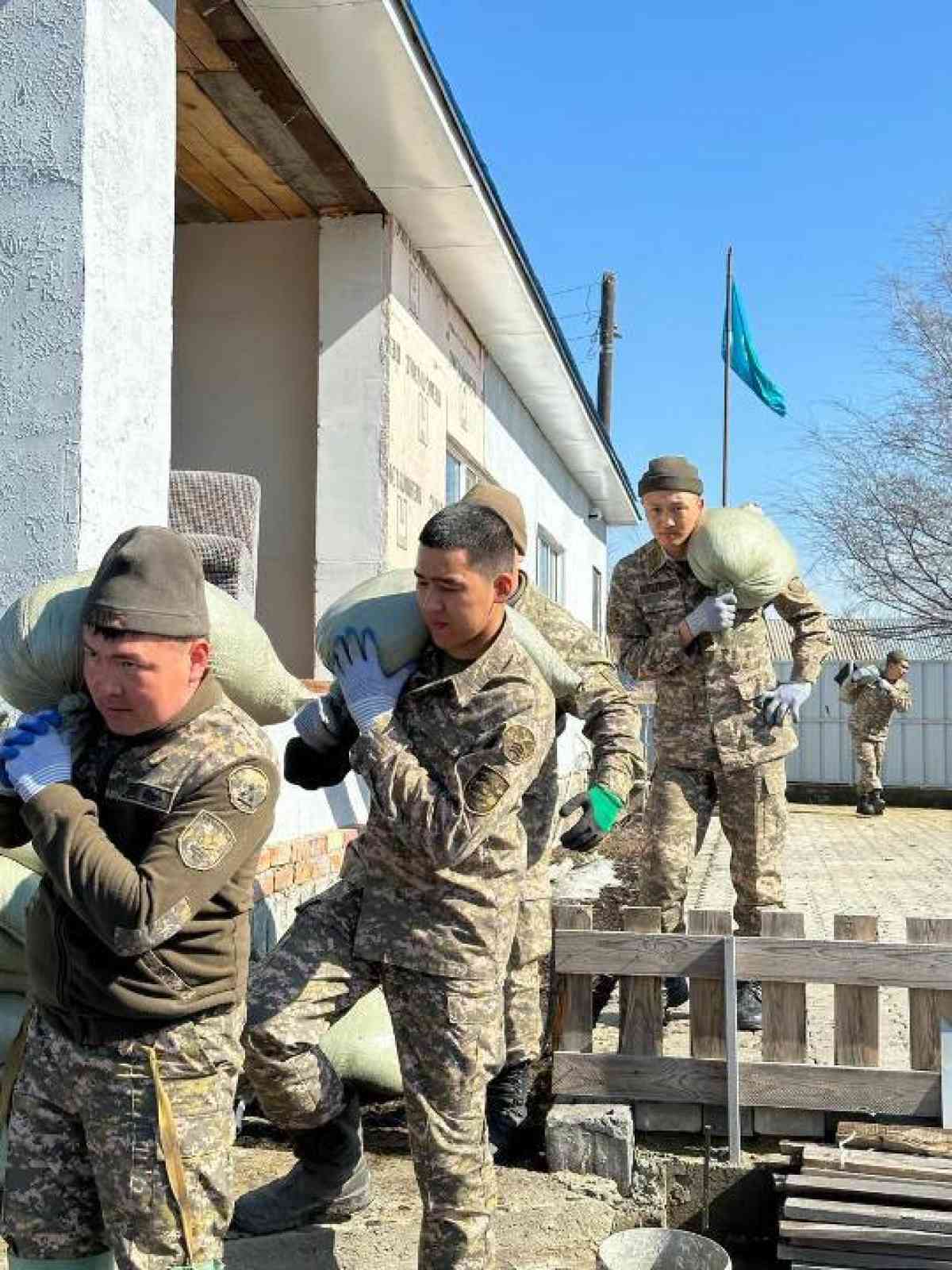 Сарбаздар құтқару жұмыстарына белсенді қатысып жатыр