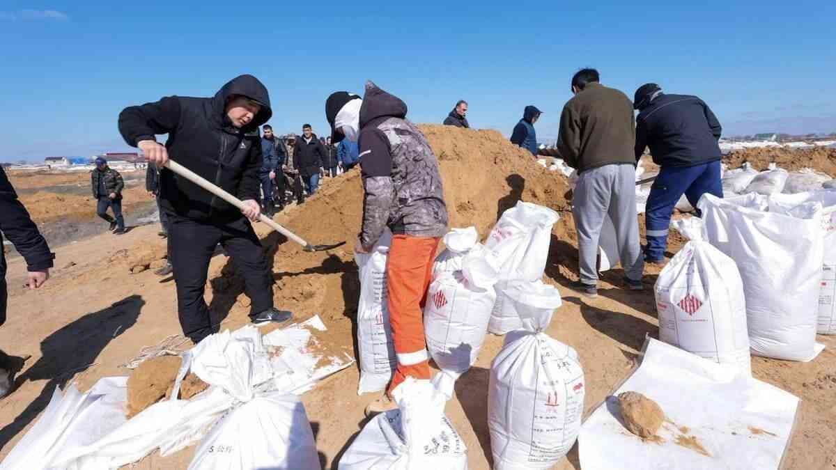 Су тасқыны: Атырауда бөгет салу кезінде адам сүйектері табылған