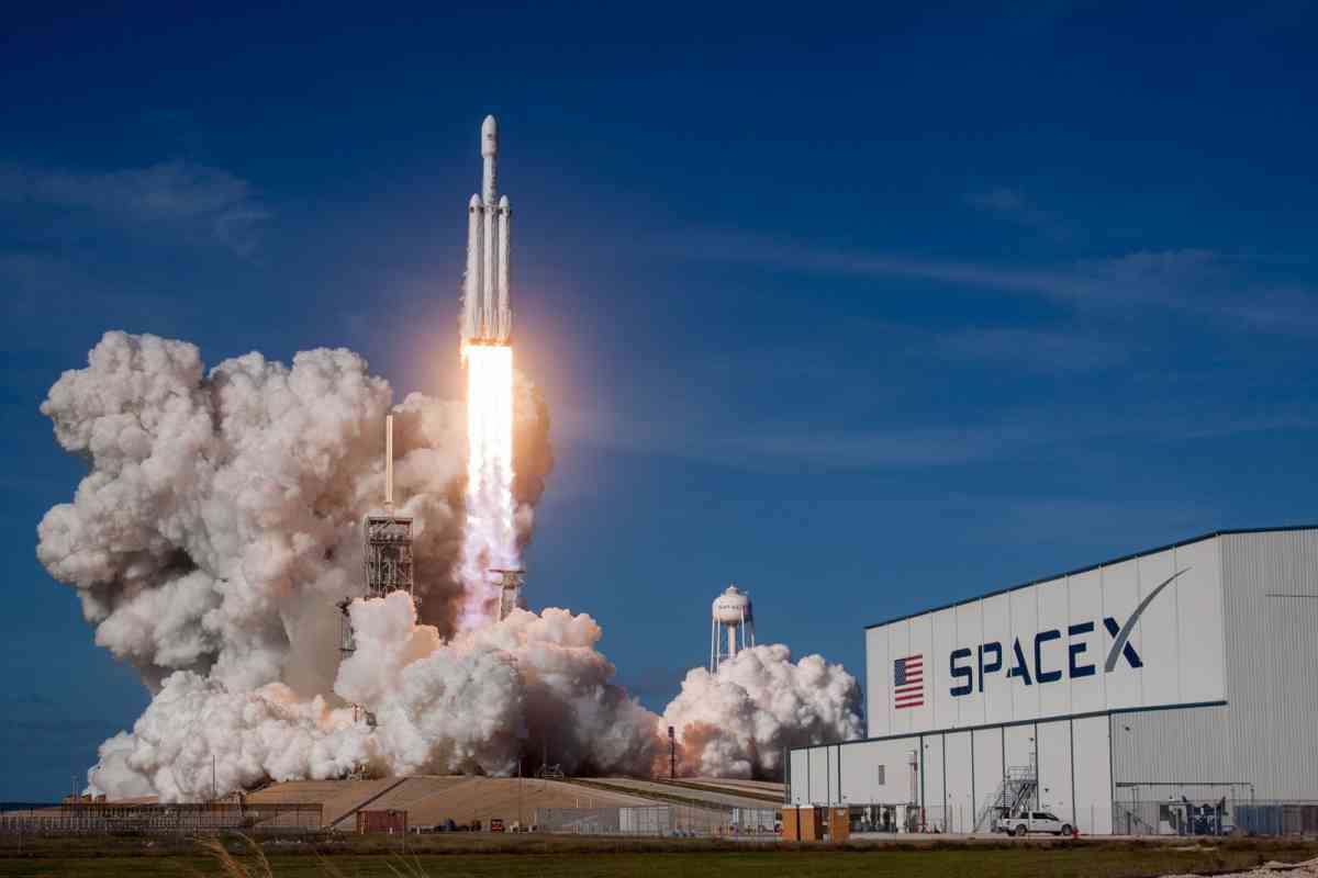 SpaceX биыл ғарышқа саяхаттау билеттерін сатуды бастайды