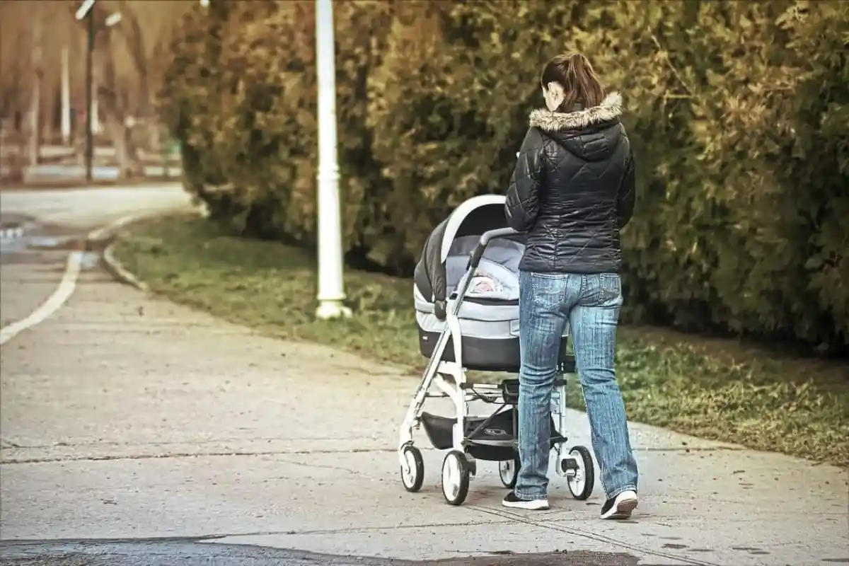 Астанада арбамен серуендеп жүрген төрт баланың анасы есірткі жарнамалаған