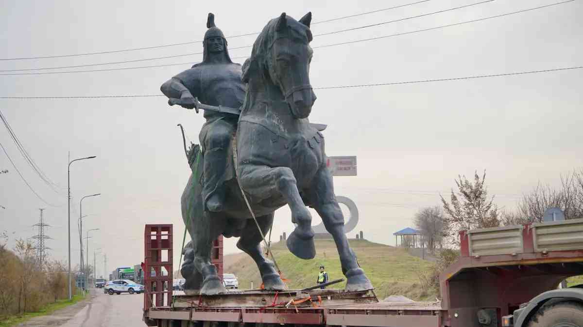 Шымкенттегі Алпамыс батыр ескерткіші көшірілді