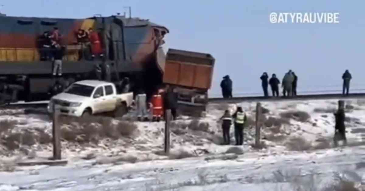 Атыраудағы пойыз апаты: үш адам ауыр халде жатыр