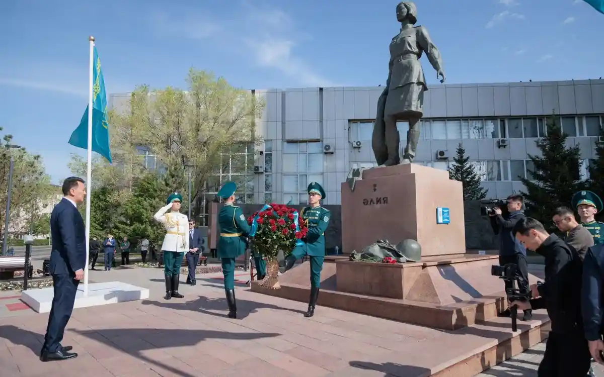 Мемлекеттік кеңесші Әлия Молдағұлованың ескерткішіне  гүл шоғын қойды
