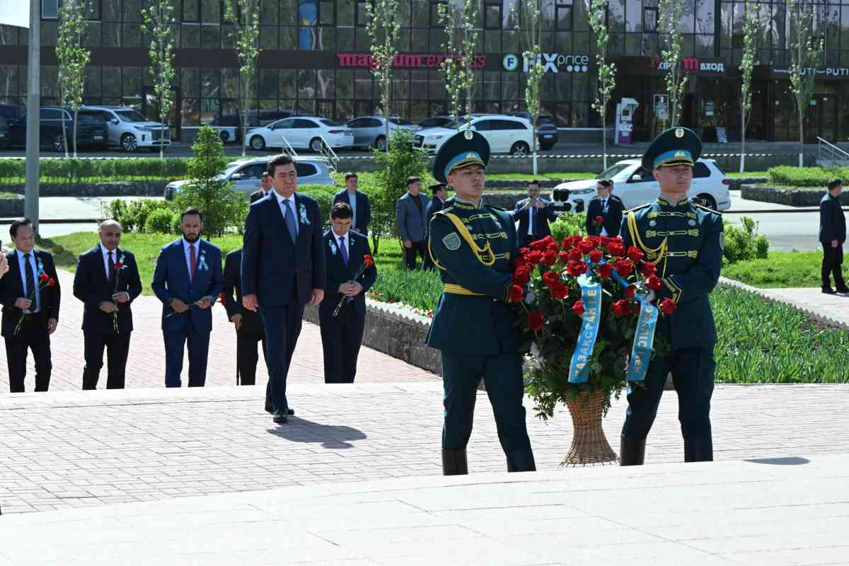 Мәжіліс төрағасы Бауыржан Момышұлының ескерткішіне гүл шоқтарын қойды