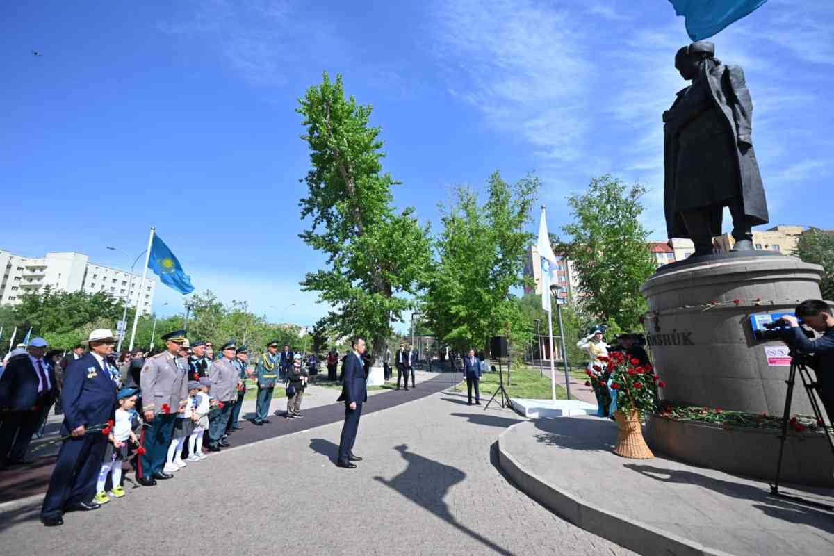 Сенат Төрағасы Мәншүк Мәметованың ескерткішіне гүл шоқтарын қойды