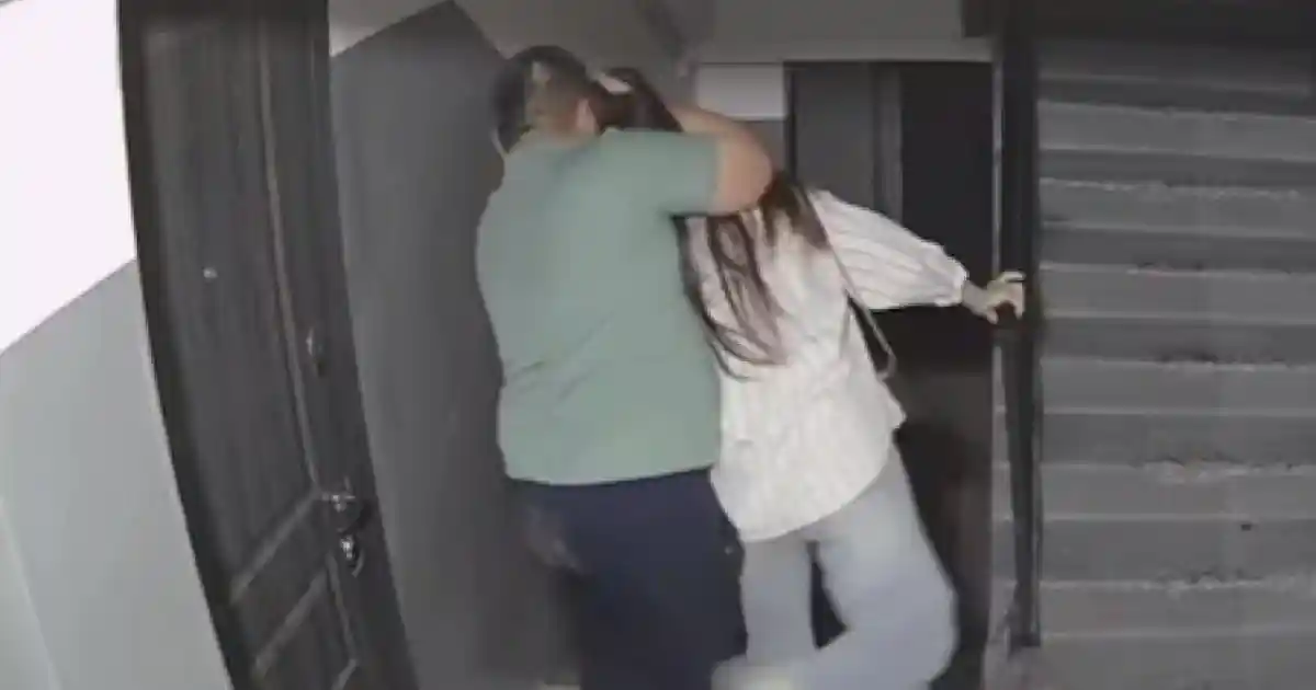 Қызды қинап жатқан ер адамның әрекеті таспаға түсіп қалды