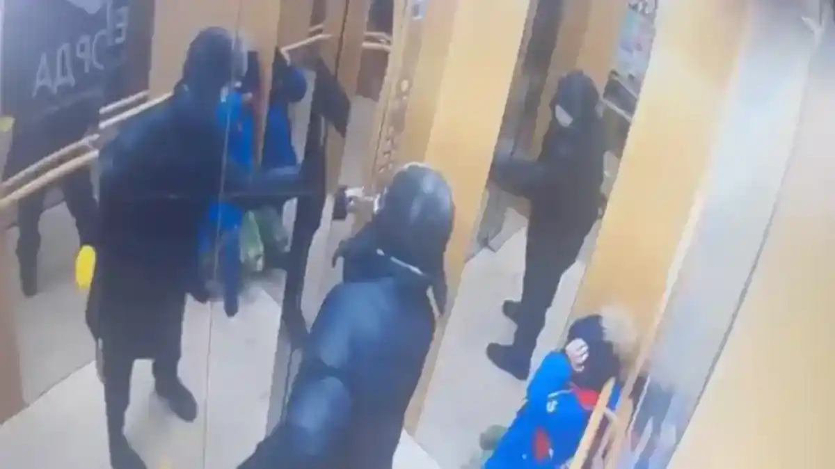 Баланың сол жақ беті сал боп қалған: 5 жасар бүлдіршін лифтіде жарақаттанған еді