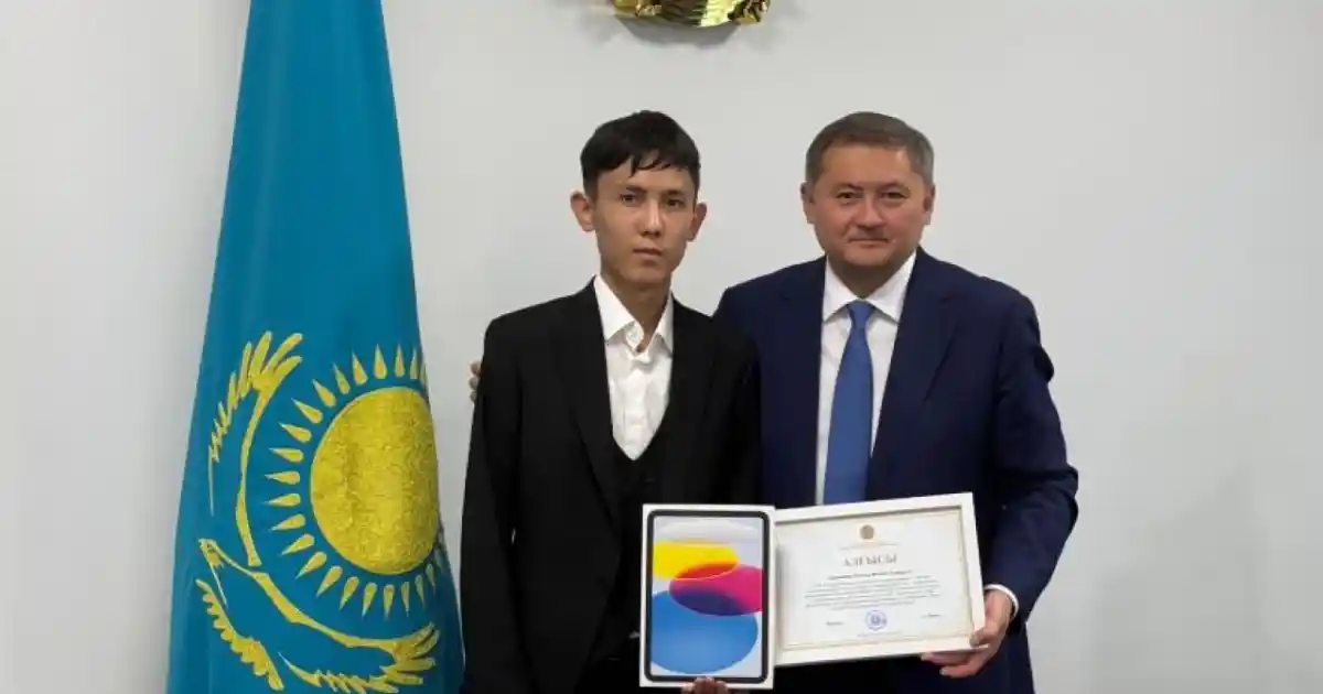 Министр 140 балл жинаған түлекті құттықтады