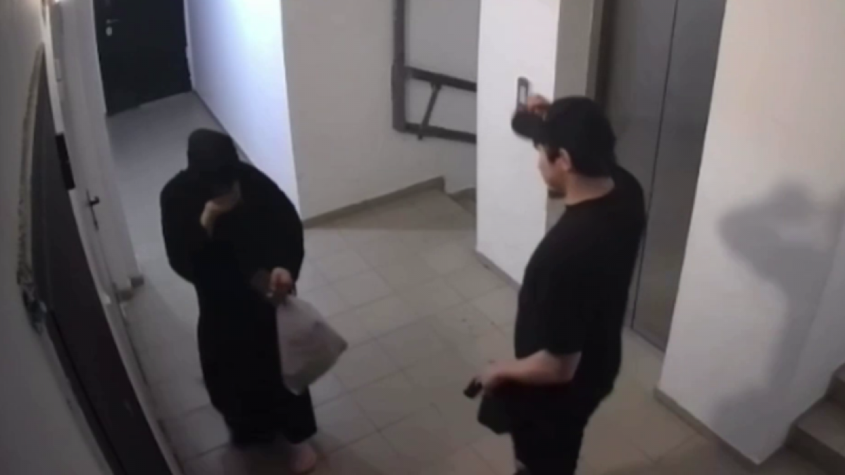 Атырауда никаб киген қызды ұрып кеткен