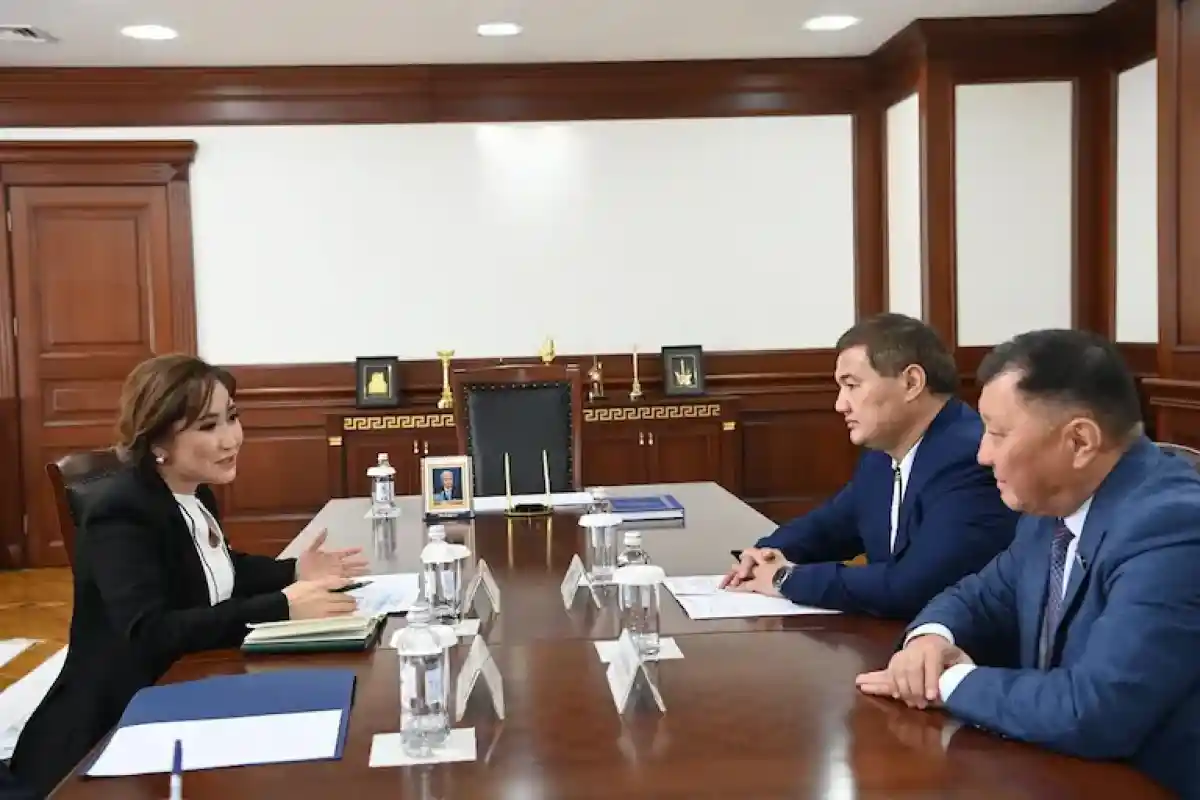 Қызылорда облыс әкімі «Ауыл» партиясының өкілі Қарақат Абденмен кездесті