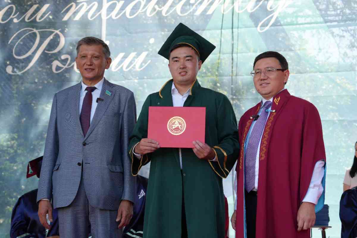Сенатор Нұртөре Жүсіп АЭжБУ қызметімен танысып түлектермен кездесті
