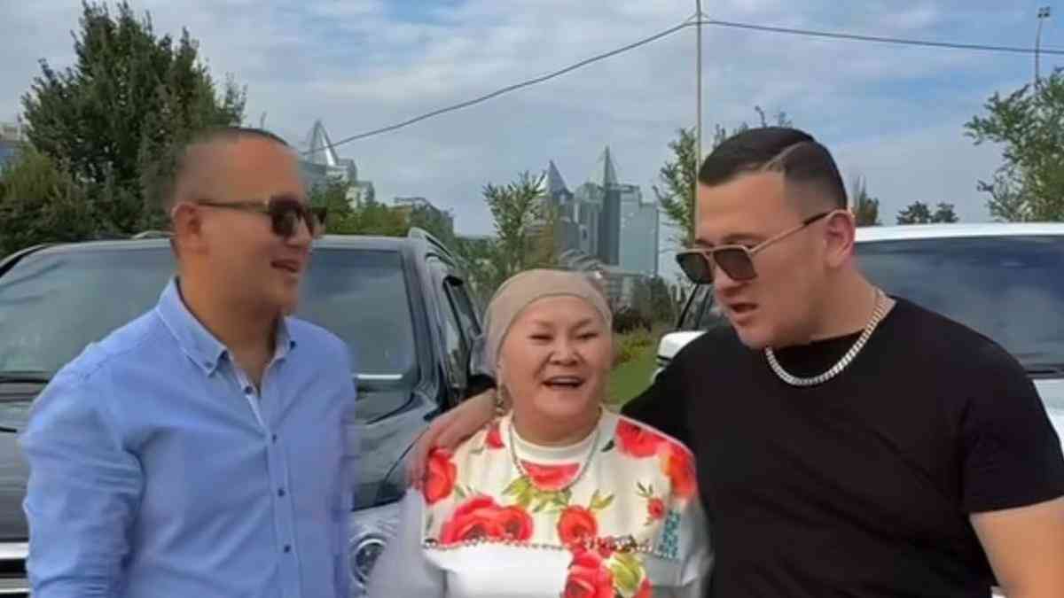 "Анам  ешқашан тұрмысқа шығамын деген емес": блогер Елдос "Колобок" анасы туралы сыр шертті