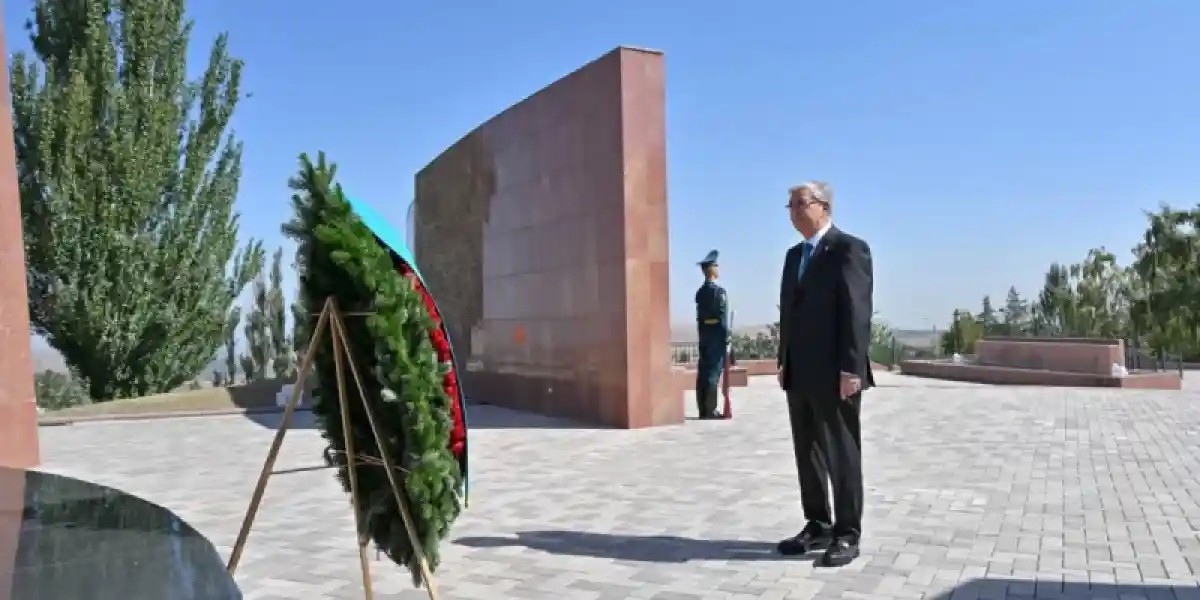 Мемлекет басшысы «Ата бейіт» ұлттық тарихи-мемориалдық кешеніне зиярат етті