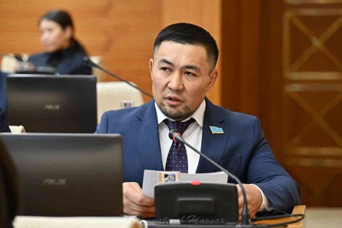 Ардақ Назаров Мәжіліс отырысында анасын туған күнімен құттықтады