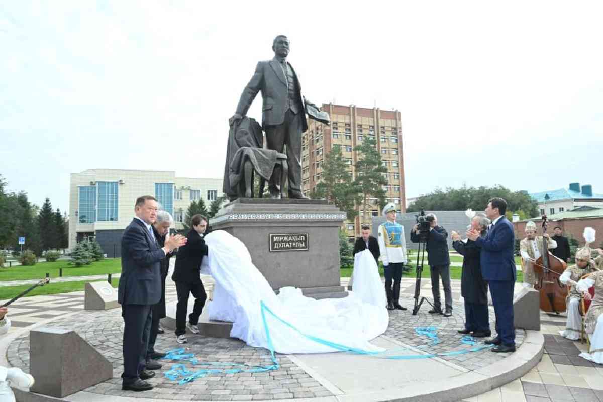 Қостанайда Міржақып Дулатұлына ескерткіш қойылды