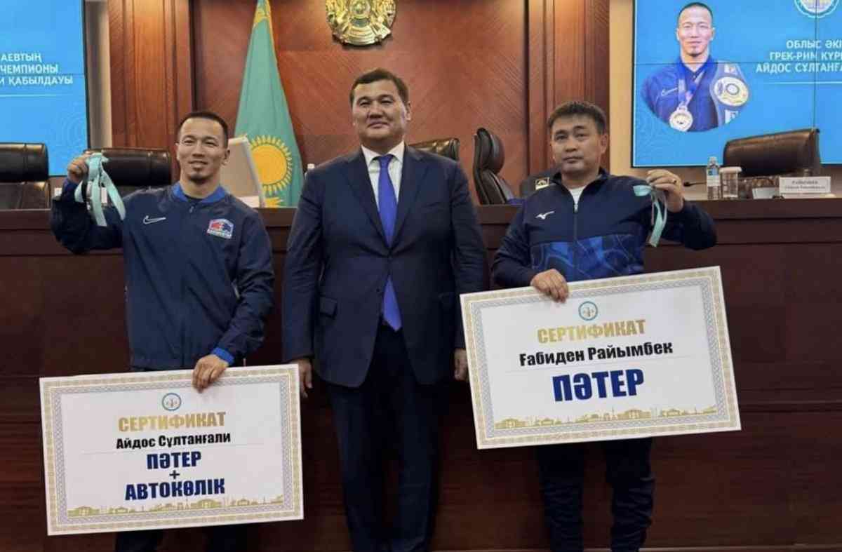 Нұрлыбек Нәлібаев әлем чемпионы Айдос Сұлтанғалиды марапаттады