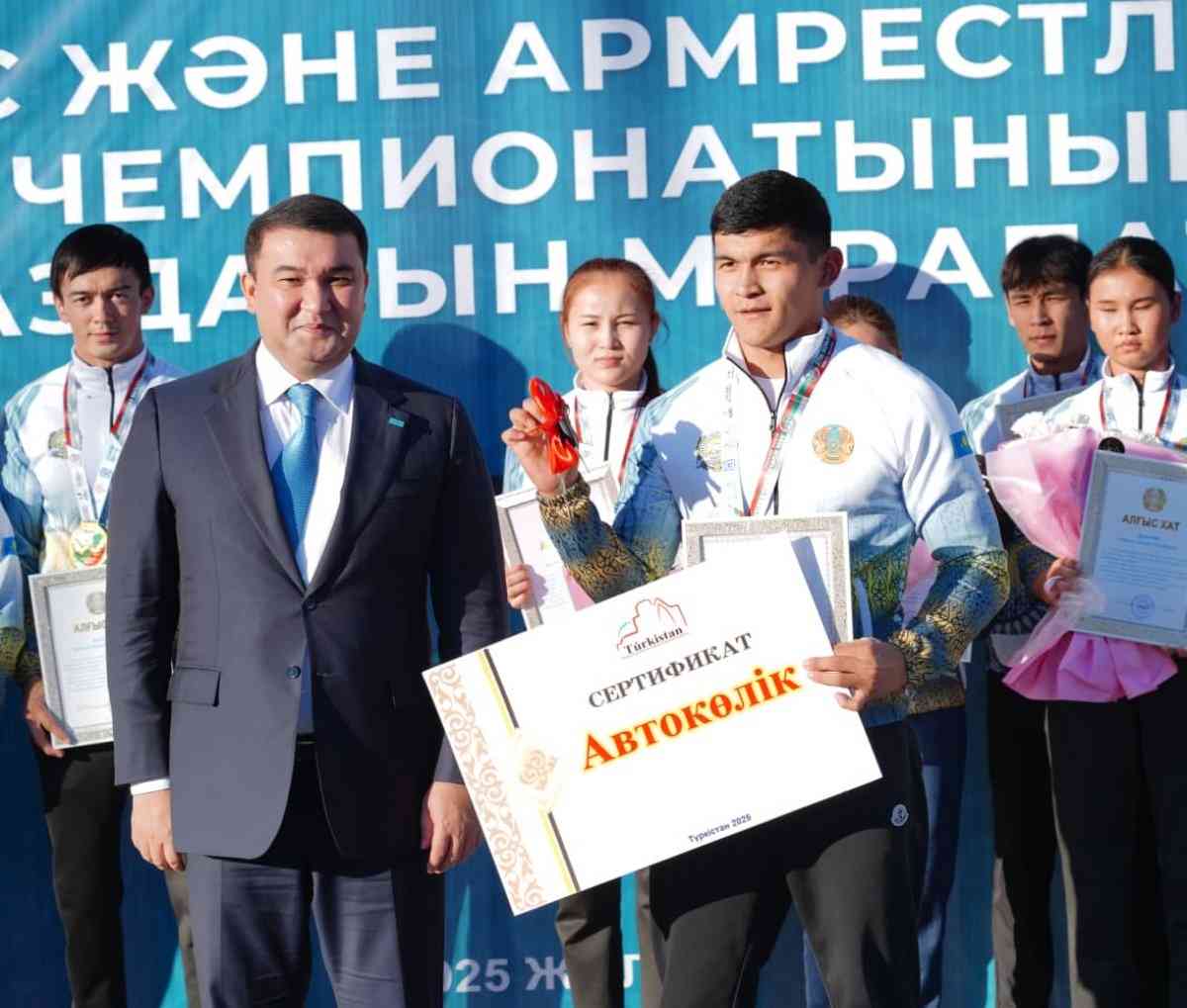 Түркістан облысында әлем чемпиондарына көлік берілді