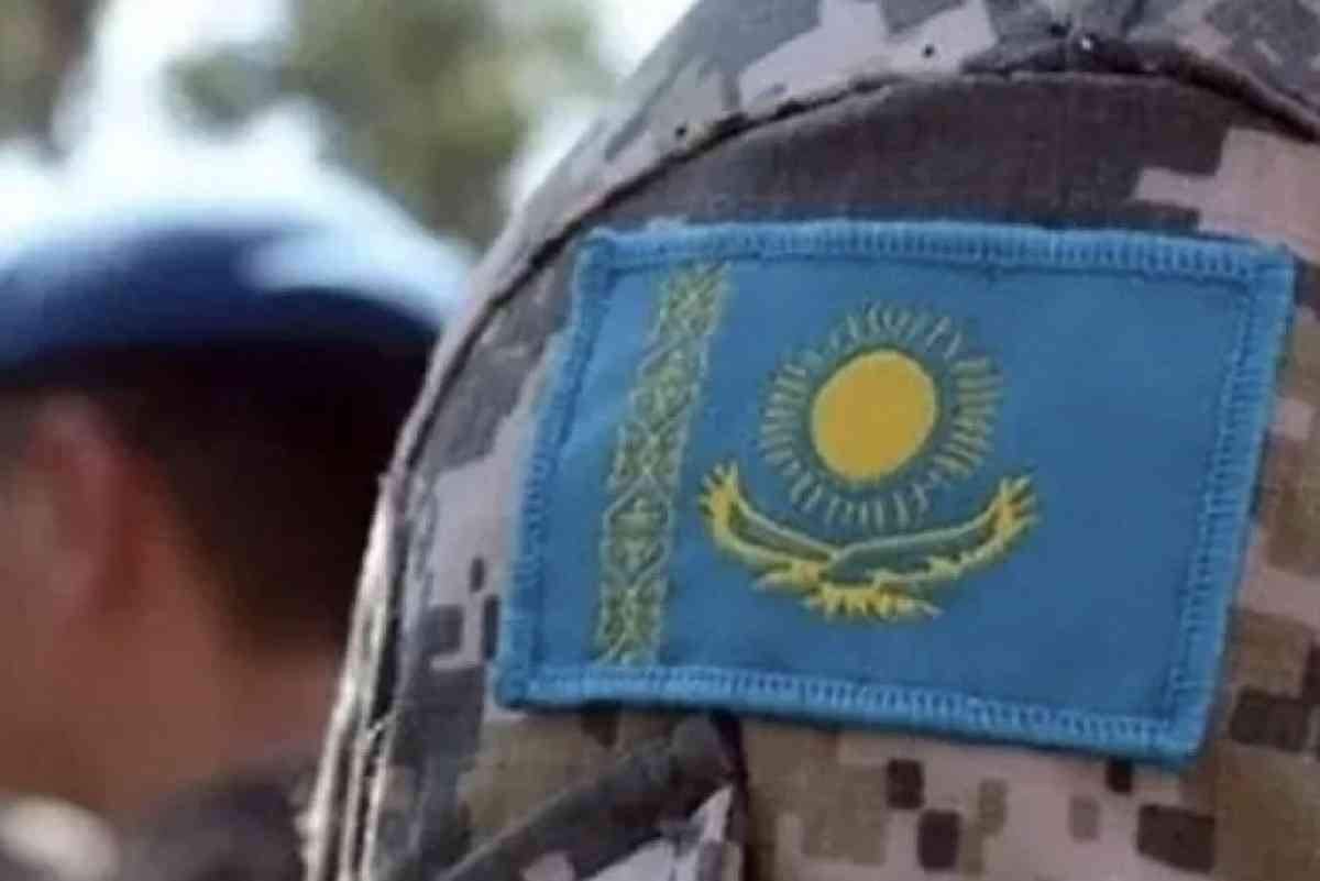 Алматыда сарбаз үшінші қабаттан секіріп кеткен