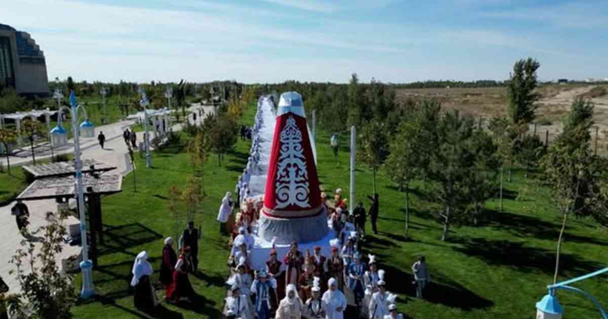 Түркістандықтар тіккен сәукеле Гиннестер кітабына кірді
