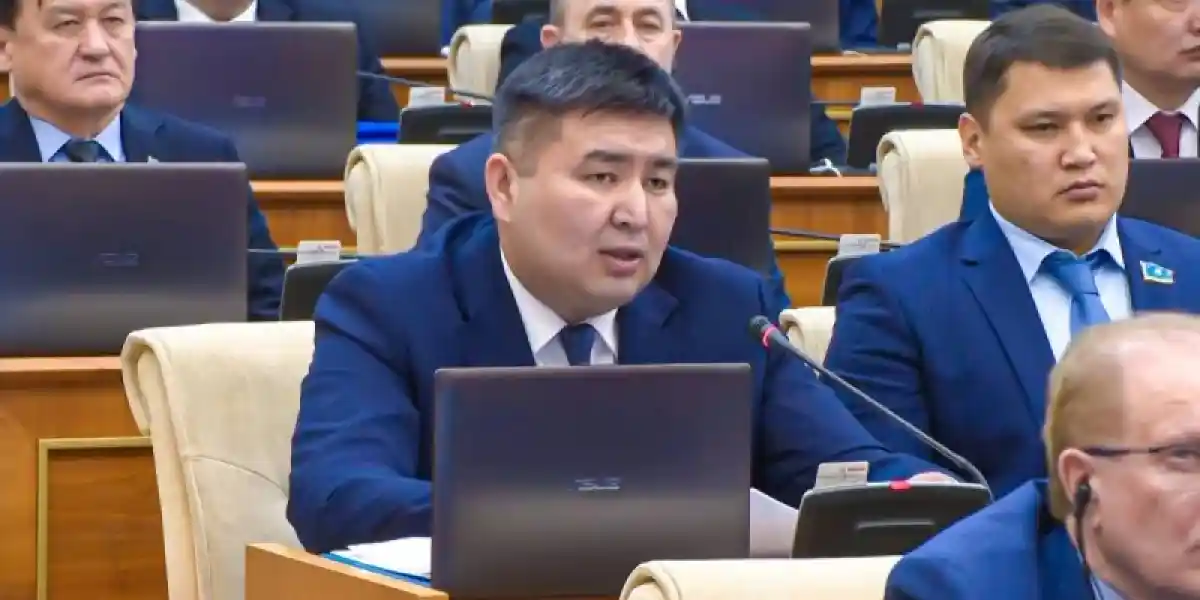 «Жайлы мектеп» жобасын ұстап тұрудың өзіне қазір 54 млрд теңге жетіспейді – Елнұр Бейсенбаев