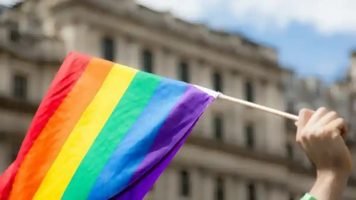 Мәжіліс ЛГБТ идеологиясын насихаттайтын контентке шектеу қоятын заңды қабылдады