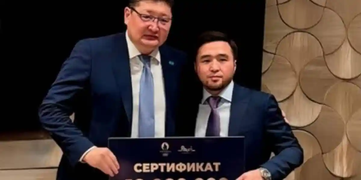 Абай облысы  Елдос Сметовке 10 миллион теңгенің сертификатын берді