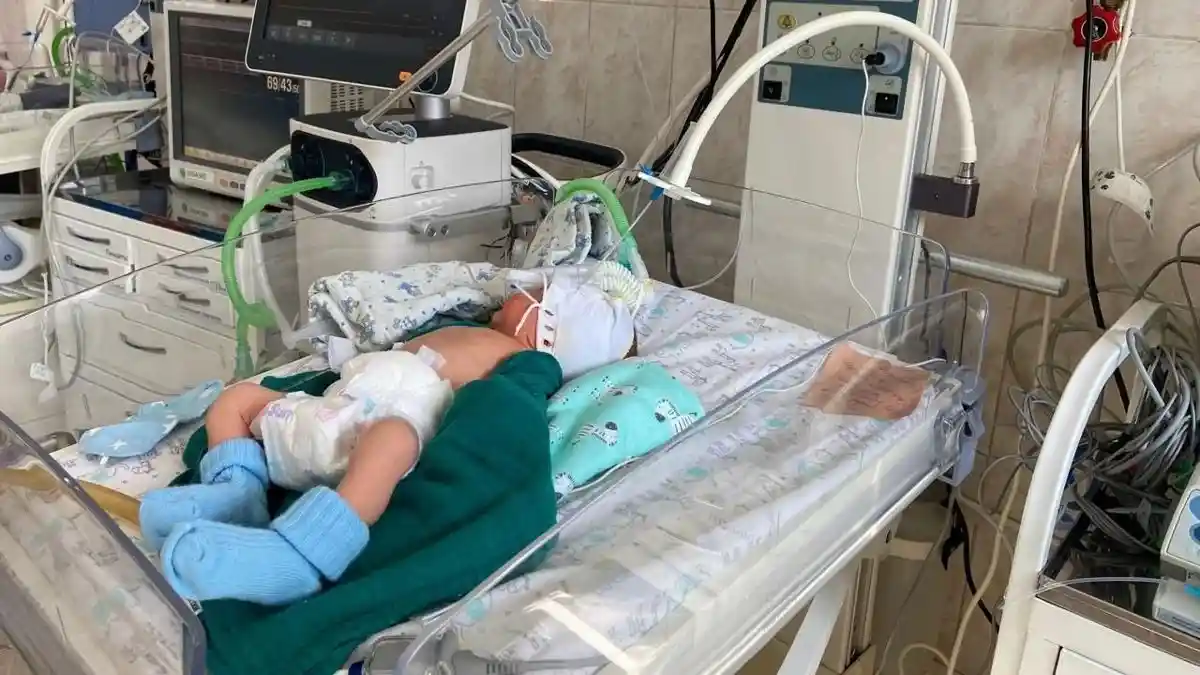 Алматы дәрігерлері 742 грамм болған нәрестені аман алып қалды