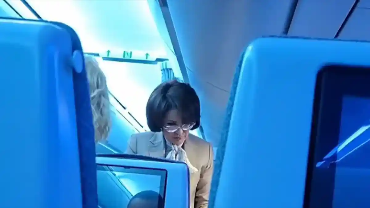 Денсаулық сақтау министрі ұшақта бойжеткенге медициналық көмек көрсетті