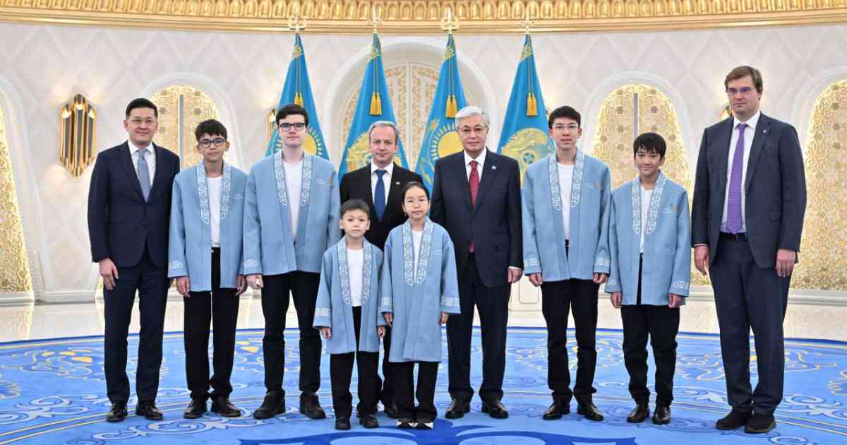 Президент топ жарған жас шахматшылармен кездесті