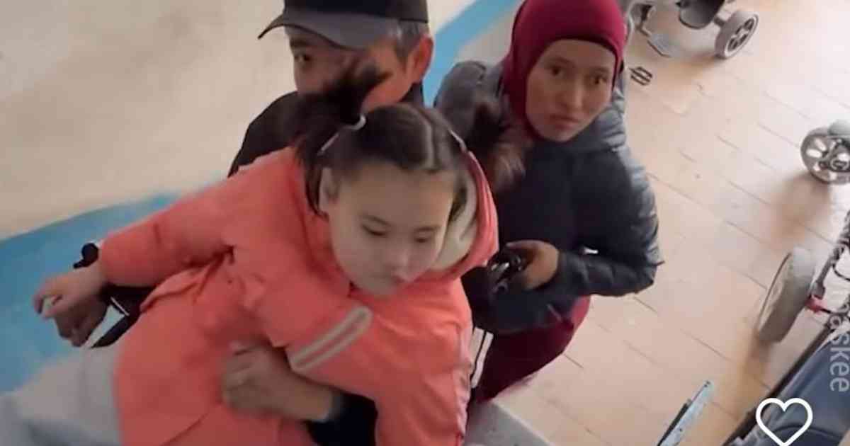 Қара бетперде киген жігіт мүмкіндігі шектеулі жандарға қолұшын созды