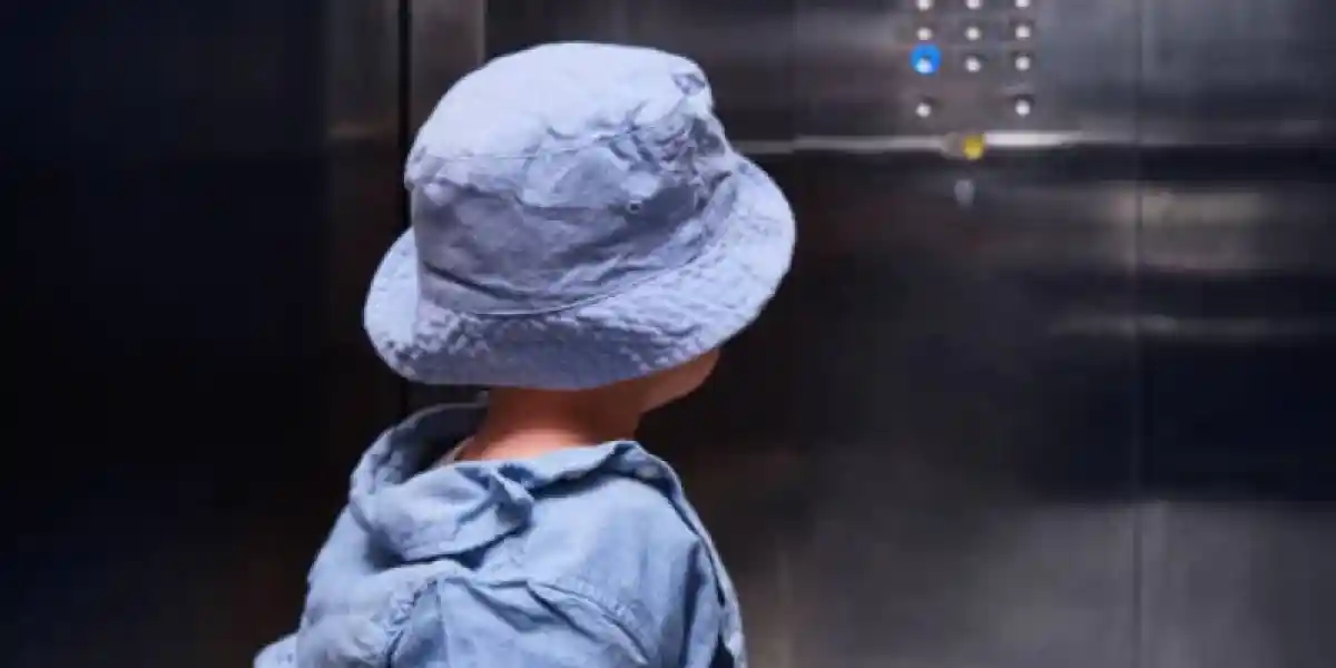 Қарағандыда үш бала лифтіде қалып қойған