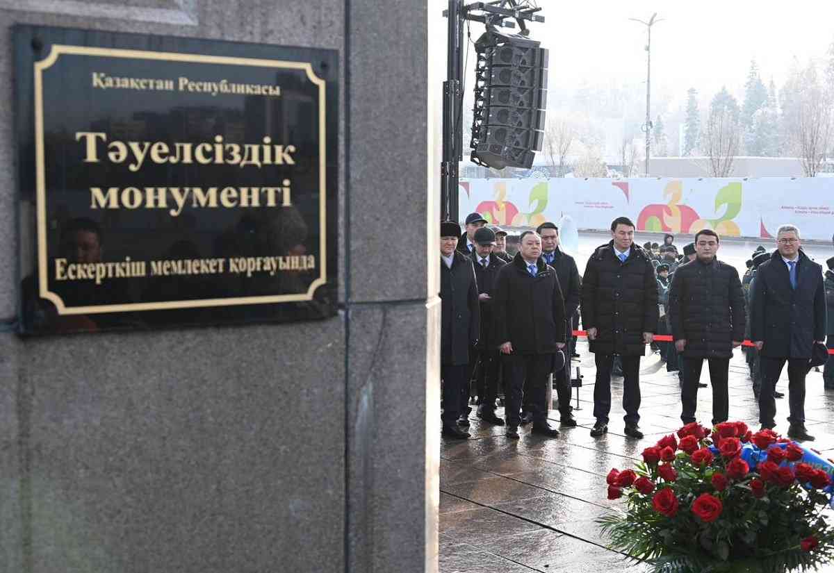 Алматы әкімі Тәуелсіздік монументіне гүл шоғын қойды