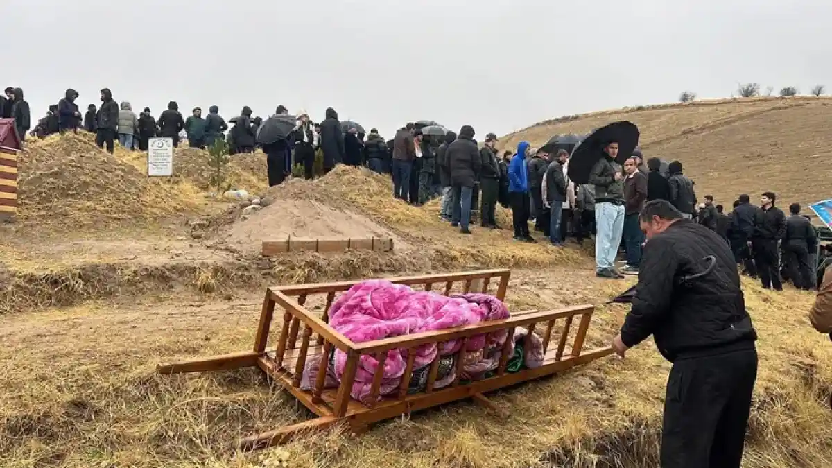 "Әкесінің қасына жерленді": Мәскеу облысында көз жұмған оқушының денесі Тәжікстанда жер қойнына тапсырылды