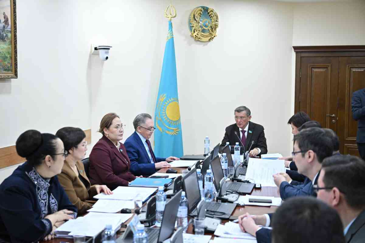 Сенаторлар жедел жәрдем дәрігеріне шабуылға байланысты жазаға қатысты заңды талқылады