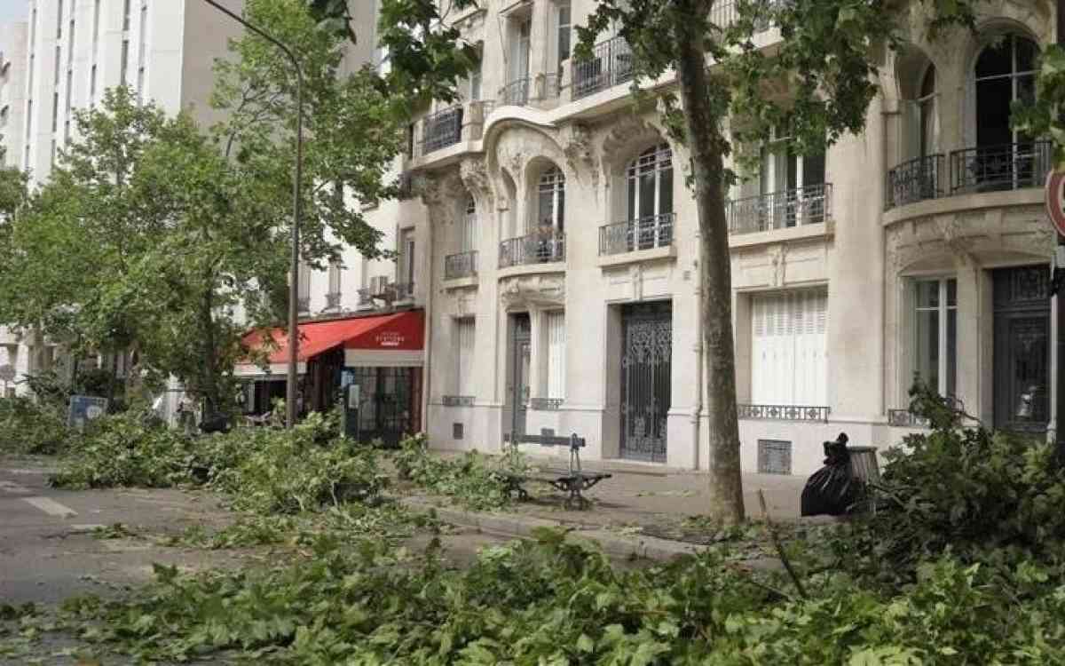 Францияда қуатты дауыл жүздеген мың үйді жарықсыз қалдырды