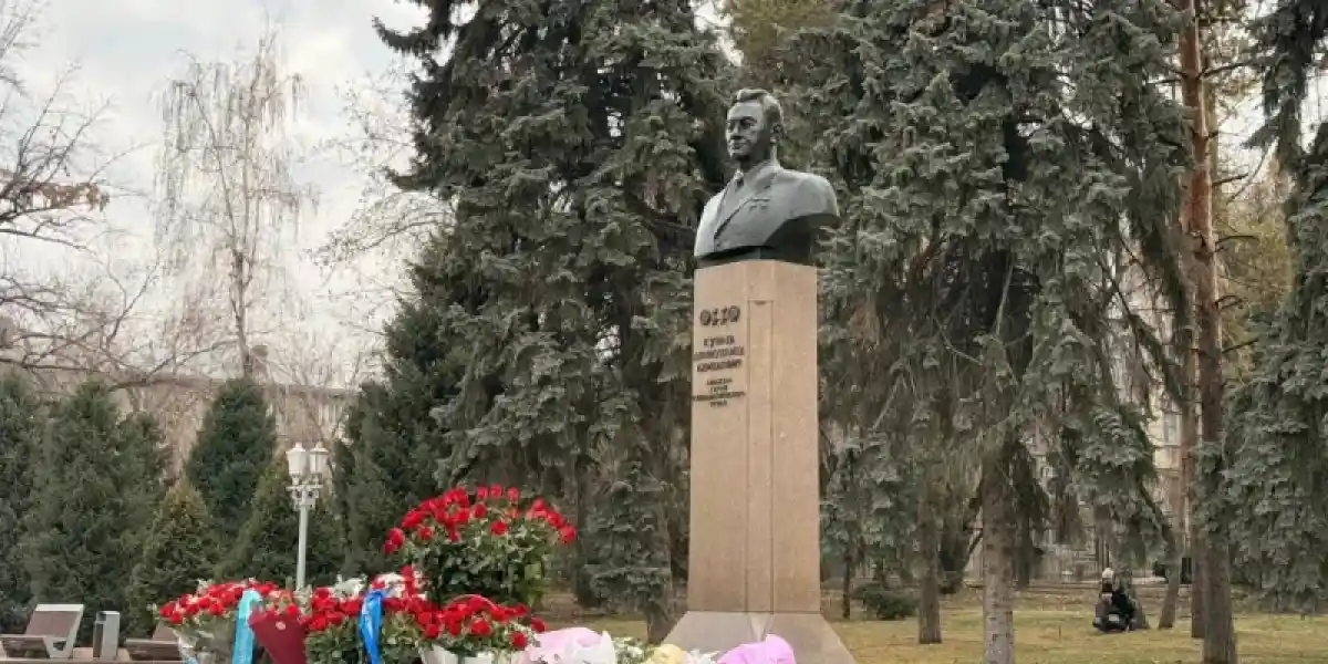 Алматыда Қонаев ескерткішіне гүл шоғын қойды