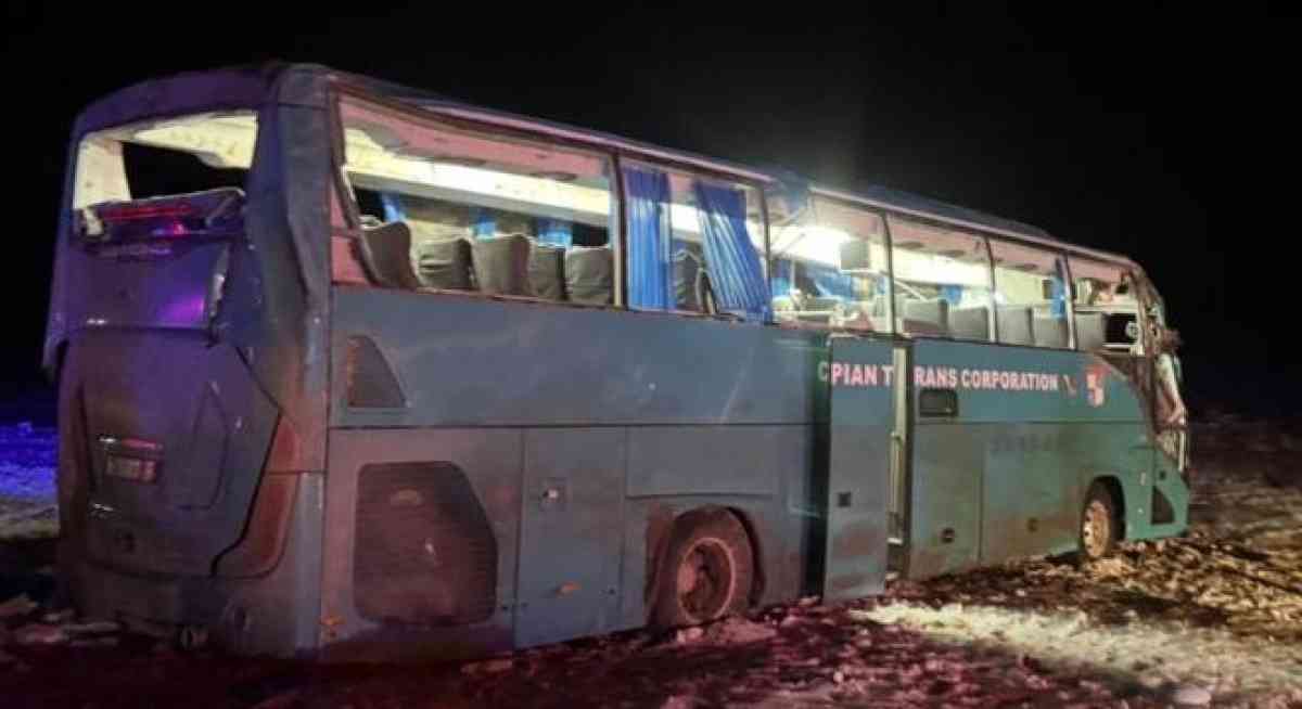 Маңғыстауда 50 жолаушысы бар автобус аударылды, қаза тапқандар бар