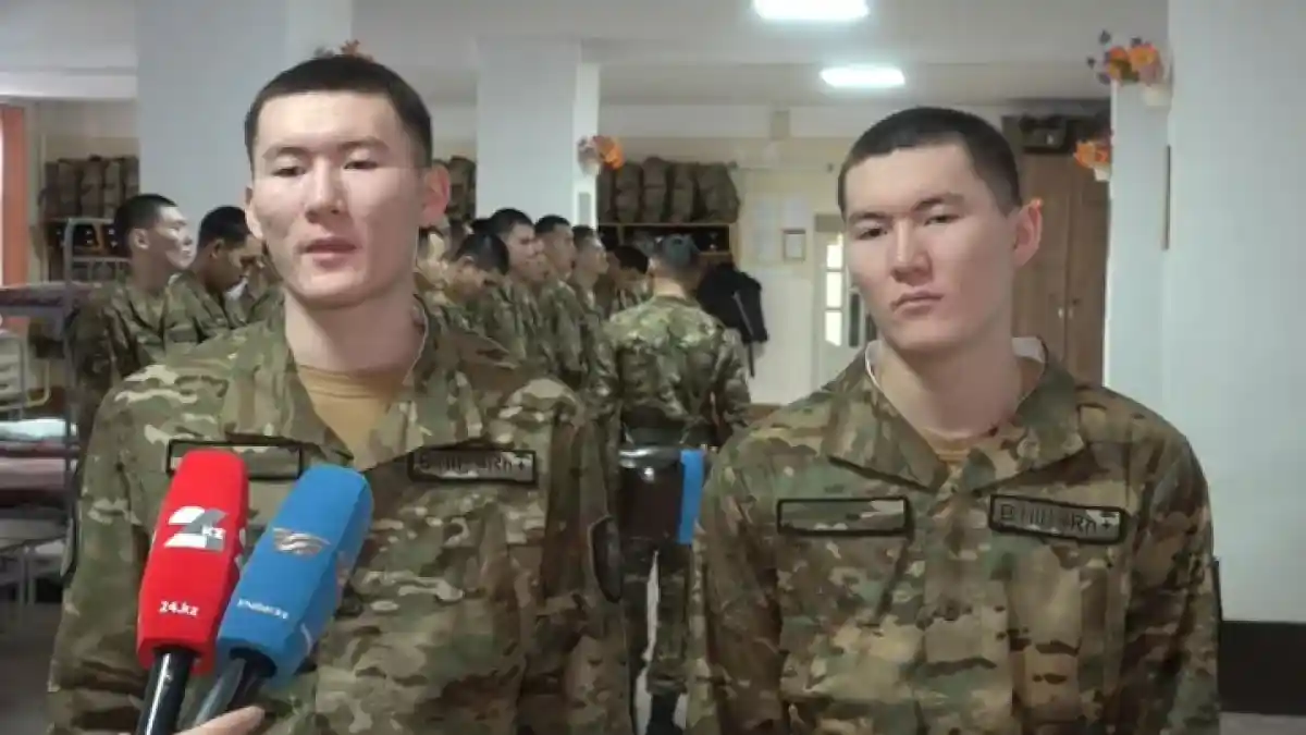 Оралда үш егіз жігіт әскер қатарына алынды