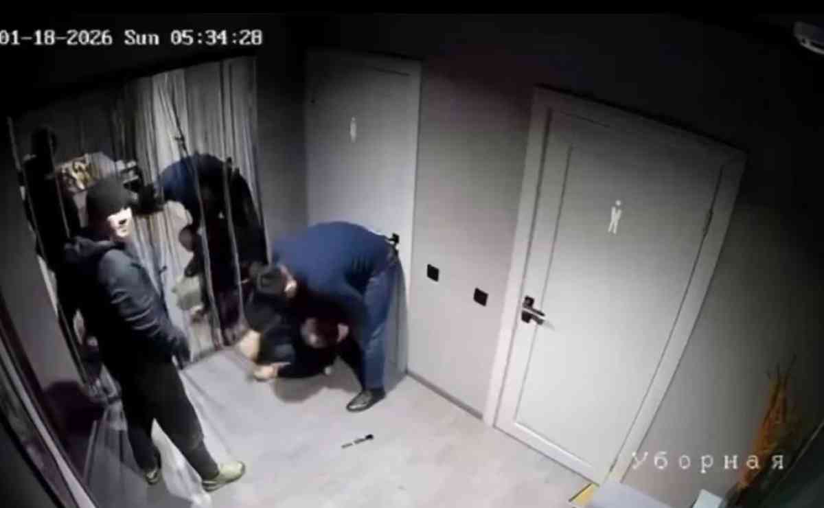 Атырау облысында түнгі клубта ер адамды бірнеше адам жабылып, аяусыз ұрып-соқты