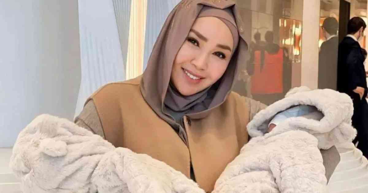 "Әлі күнге атымен атаймын": Айнұр Тұрсынбаева анасын туған күнімен құттықтады