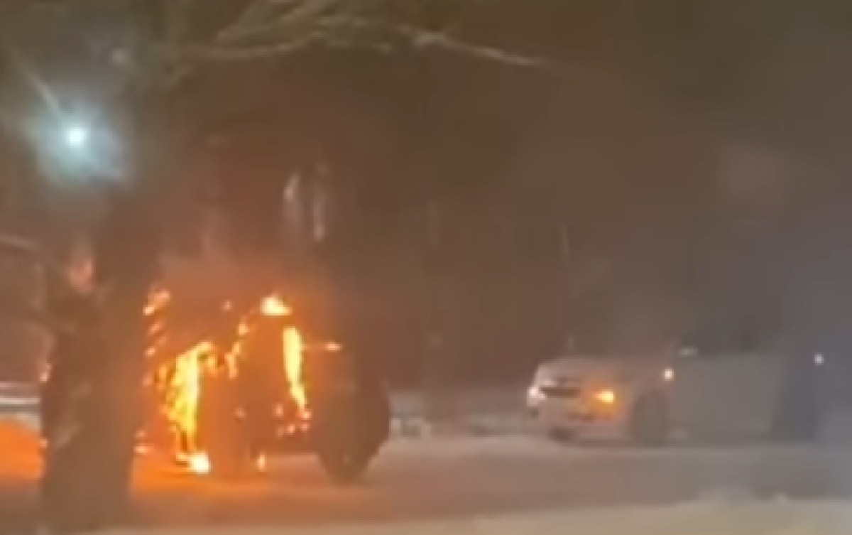 Семейде зейнеткер полицейлердің автокөлігін өртеп жіберді