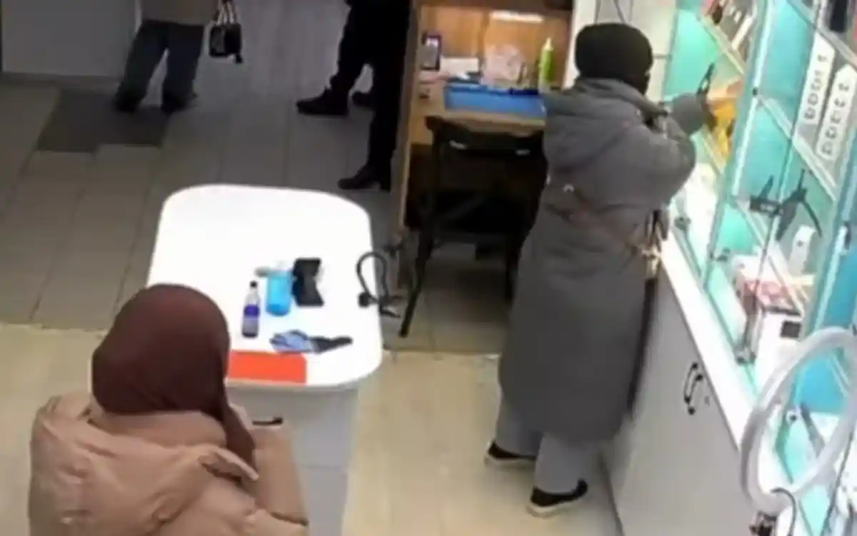 Ақтөбеде екі қыз дүкен сөресінен бірнеше смартфонды ұрлап кетті (видео)