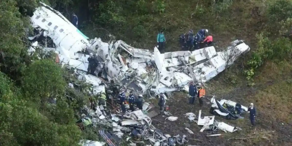 Жолаушылар ұшағы апатқа ұшырап, 15 адам қаза тапты