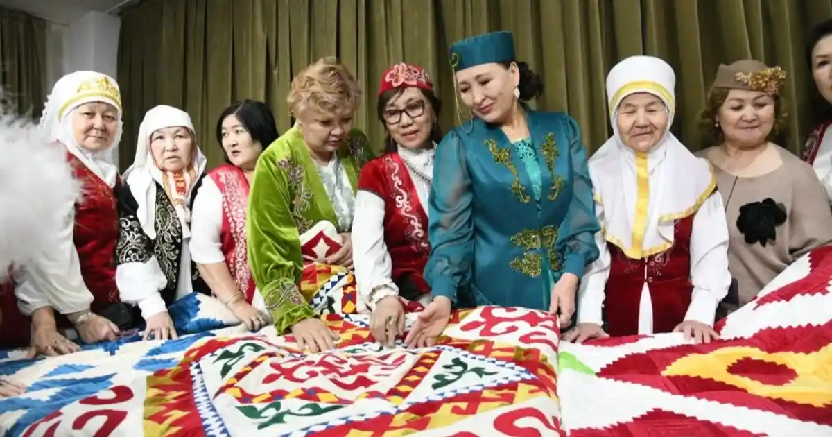 Алып құрақ көрпе тіккен шеберлер рекордтар кітабына тіркелді