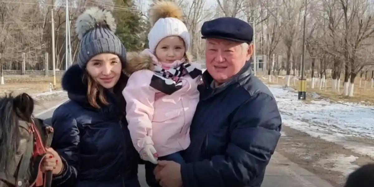 "Маған әлі бейтаныс бір әлем бар екен": Бердібек Сапарбаевтың келіні атасы туралы жылы естелігін бөлісті