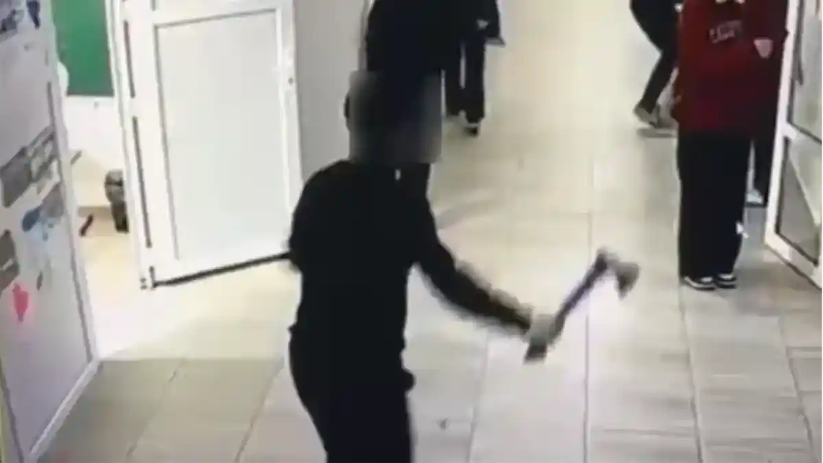 Құлсарыда мектеп оқушысы мектепке балта алып келген