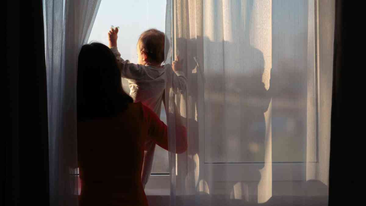 Тараздық келіншек екі баласын бесінші қабаттан лақтырып жіберді