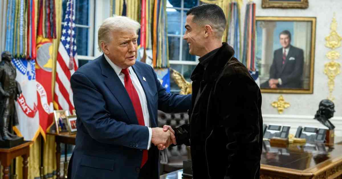 "Сен бізге Америкада керексің!": Трамп Роналдуды АҚШ-қа шақырды