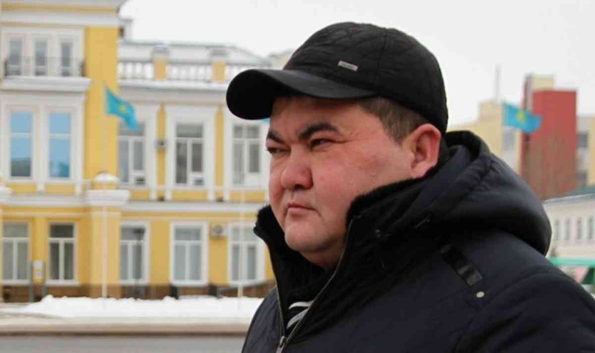 Батыс Қазақстанда шенеуніктерді бопсалаған блогер ұсталды